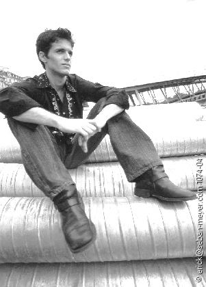 
Model : Marcio (Totem Model Agency)

Stylisme de plateau : Galle Hiver

Make up : Caroline Brillat

Photo : Erick Seban-Meyer (Paris, avril 2002)

(cliquez sur l'image pour revenir)